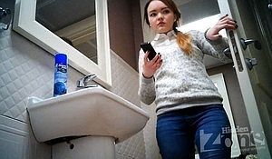 Камера засняла как красивая цыпочка мочится в туалете