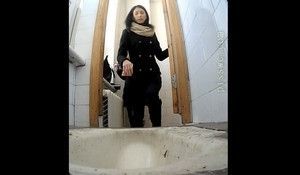 В студенческом туалете подглядывают за писающими девушками