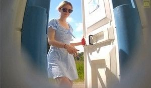 Девушка пописала в уличном туалете и засветилась