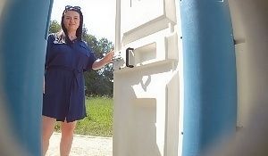 Пописала в биотуалете крупным планом сзади