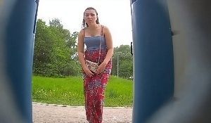 Бабенка с волосатой задницей справила нужду в биотуалете