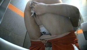 Бабенка с толстой попой писает не заметив камеру
