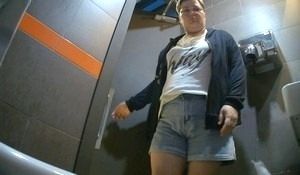 Толстуха писает согнувшись раком